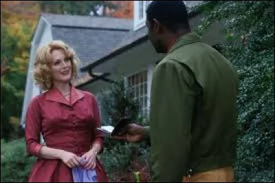 Dans le titre fran&ccedil;ais de ce film am&eacute;ricain, dans lequel Julianne Moore interpr&egrave;te une femme au foyer mod&egrave;le dans le Connecticut des ann&eacute;es 1950, c'est