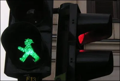 Dans quelle ville, ce bonhomme vert de feu routier est-il un symbole ?