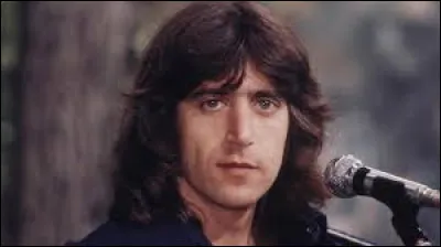 Quel chanteur interpr&egrave;te "Le petit pont de bois" en 1977 ?
