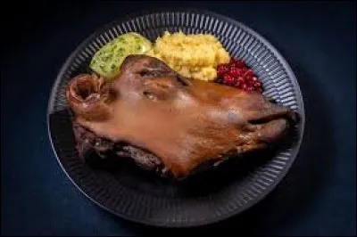 Dans quel pays d'Europe du Nord peut-on manger &agrave; No&euml;l une t&ecirc;te de mouton fum&eacute;e ou bouillie appel&eacute;e Smalahove ?
