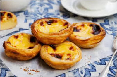Tartelette &agrave; la cr&egrave;me p&acirc;tissi&egrave;re, souvent saupoudr&eacute;e de cannelle, le pastel de nata est un dessert traditionnel d'un pays d'Europe du Sud, lequel ?
