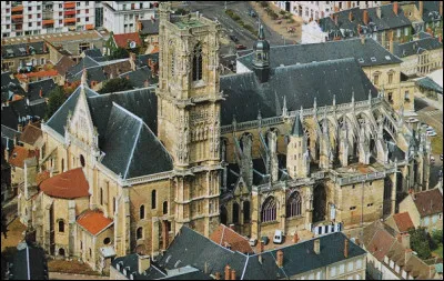 Quel est le style de la cath&eacute;drale de Nevers ?
