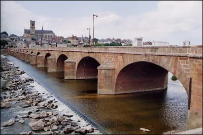 Quel est le nom de ce pont-routier qui franchit la Loire &agrave; Nevers ?