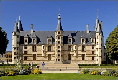 Quel est le nom de ce b&acirc;timent historique de Nevers ?