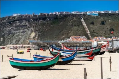 Quel est ce port de p&ecirc;che devenu un haut lieu du tourisme ?