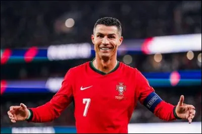 Qui est ce joueur de foot portugais, cinq fois Ballon d'or ?