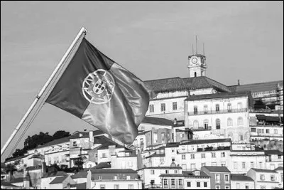 Quelles sont les deux principales couleurs du drapeau portugais ?