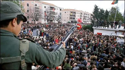 Comment se nomme la r&eacute;volution qui mit fin &agrave; la dictature sans effusion de sang ?