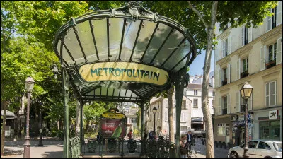 Quelle est cette station du m&eacute;tro parisien, mise en service en 1912, qui est la seule &agrave; desservir la butte de Montmartre ?