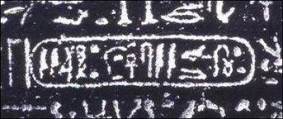 Quel est le cartouche royal qu'il d&eacute;chiffre sur la pierre de Rosette ?