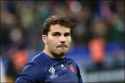 Quel est le poste d'Antoine Dupond en &eacute;quipe de France de rugby &agrave; 15 ?