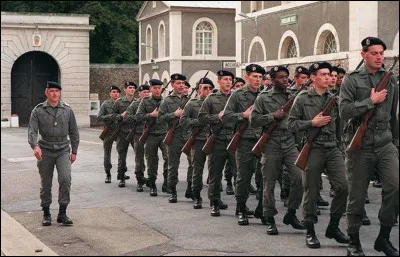 Par quoi est remplac&eacute;e la conscription en France ?