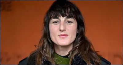 Qui est cette chanteuse, auteure du documentaire '' &Eacute;loge de la jupe'' ?