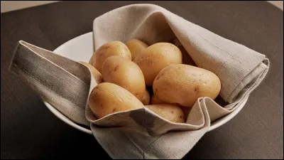 Quel est le nom de ces pommes de terre g&eacute;n&eacute;ralement cuites &agrave; l'eau et servies avec leur peau ?