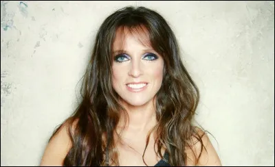 Qui est cette chanteuse qu&eacute;b&eacute;coise, auteur-compositrice et interpr&egrave;te du titre ''Ta robe'' ?