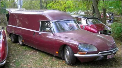 Sur la base d'une Citro&euml;n DS break allong&eacute;e, ce fourgon rapide &agrave; 6 roues sera destin&eacute; &agrave;...