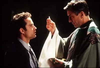 Dans quel film de Niro joue-t-il le rle d'un cur li d'amiti avec des jeunes du quartier ?