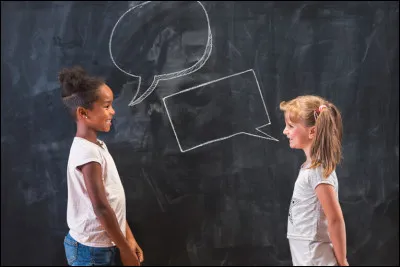 Oh, int&eacute;ressant, aujourd'hui nous allons faire un d&eacute;bat sur la fronti&egrave;re entre les deux Cor&eacute;e ! Apr&egrave;s, nous travaillerons sur la d&eacute;mocratie. De quelle sp&eacute;cialit&eacute; est-il question ?
