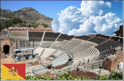 Quel th&eacute;atre romain antique (IIIe si&egrave;cle av. J.-C.) se cache derri&egrave;re les nuages ?