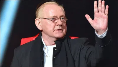 Qui est ce chanteur, auteur-compositeur et interpr&egrave;te du titre ''T&eacute;l&eacute;phone pas trop t&ocirc;t'' ?