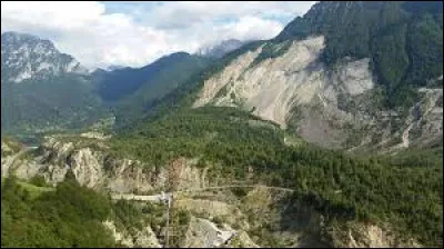 Dans quel pays se situe le mont Toc culminant &agrave; 1 921 m&egrave;tres d'altitude ?