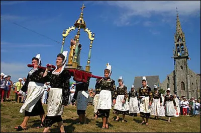 Comment se nomme ces d&eacute;fil&eacute;s religieux en Bretagne ?