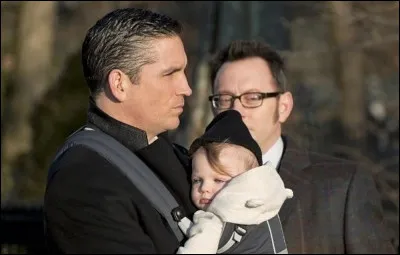 Comment s'appelle le b&eacute;b&eacute; que prot&egrave;gent Reese et Finch ?