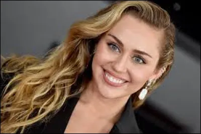 Quels sont les noms des deux s�urs de Miley ?