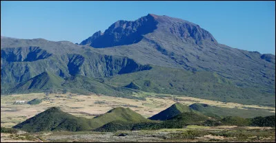 Sur quelle ile fran&ccedil;aise le volcan ''Le piton des Neiges'' est-il situ&eacute; ?