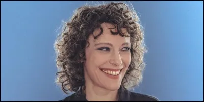 Qui est cette chanteuse fran&ccedil;aise, autrice-compositrice et interpr&egrave;te du titre ''Danser sur un volcan'' ?