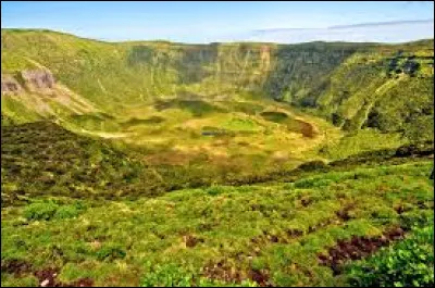 Quel est le nom de ce type de d&eacute;pression circulaire ou elliptique caus&eacute;e par l'&eacute;ruption d'un volcan ?
