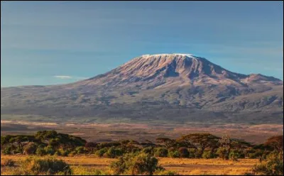''Le Kilimandjaro'', montagne compos&eacute;e de trois volcans, est situ&eacute; dans quel pays d'Afrique ?