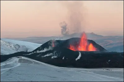 Dans quel pays le volcan glaciaire ''Eyjafjallaj&ouml;kull'' est-il situ&eacute; ?