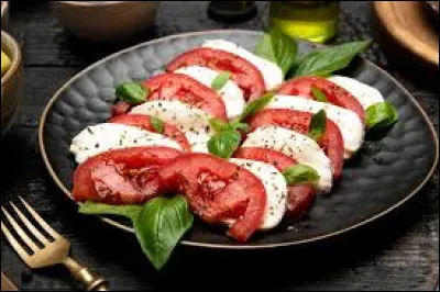 Dans la salade caprese, quelle plante y trouve-t-on ?