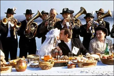 Dans quelle com&eacute;die picaresque assiste-t-on &agrave; un mariage gitan malgr&eacute; p&eacute;p&eacute; qui a cass&eacute; la pipe ?