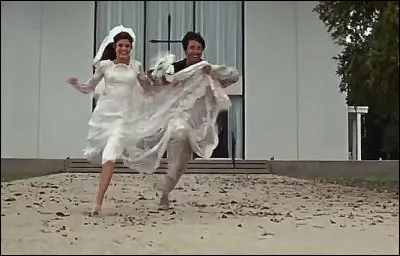 Dans quel film, Dustin Hoffman, juste mari&eacute;, sort-il de l'&eacute;glise en courant avec sa dulcin&eacute;e ?