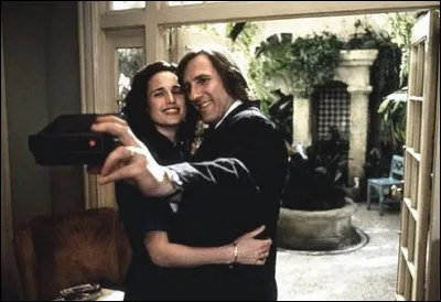 Dans quel film Andie MacDowell contracte-t-elle un mariage blanc avec un copain ?