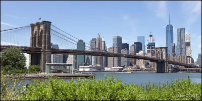Le pont de Brooklyn se trouve &agrave;...