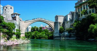 Le pont Mostar se trouve en...
