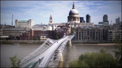 Le Millenium Bridge se trouve &agrave;...