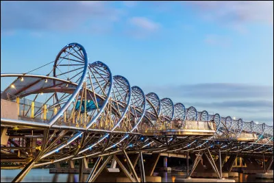 Le pont Helix se trouve &agrave;...