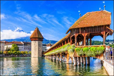Le pont de la Chapelle se trouve &agrave;...