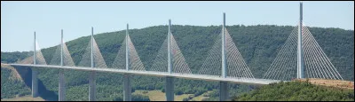 Le viaduc de Millau se trouve en...