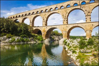 Compl&egrave;te !"C'est sous la R&eacute;publique que Rome entame son expansion. Rome cherche d'abord &agrave; assurer sa ________ en &eacute;liminant ses ennemis. Elle part &agrave; la conqu&ecirc;te du territoire de l'______, en faisant la guerre aux diff&eacute;rents peuples qui l'habitent, notamment les Latins, les _________, et les Grecs. Ensuite, elle &eacute;tend sa domination sur des territoires de plus en plus &eacute;loign&eacute;s."