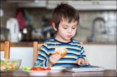 Regardes-tu des &eacute;crans pendant que tu manges seul ?