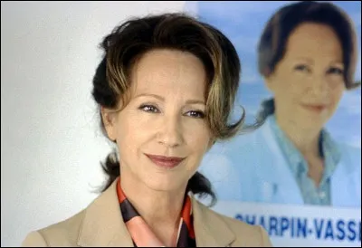 Nathalie Baye a jou&eacute; dans un film dramatique et thriller de Claude Chabrol, qui est sorti en 2003. On y voit aussi Benoit Magimel, Suzanne Flon, M&eacute;lanie Doutey et Bernard Le Coq. Quel est ce film ?