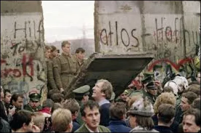 Quel mur c&eacute;l&egrave;bre est tomb&eacute; en 1989 ?