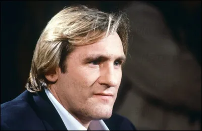 D'un tout autre style, c'est G&eacute;rard Depardieu qui nous honore de sa pr&eacute;sence. ''Bonsoir, c'est un bonheur que vous ayez pu vous joindre &agrave; nous ce soir. J'ai bien suivi l'actualit&eacute;, et j'ai appris que vous tourniez un film &agrave; Grenoble ! ''La Femme d'&agrave; c&ocirc;t&eacute;''. Comment se passe votre collaboration avec Nathalie Baye ?"