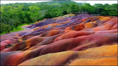 Une, deux, trois... voil&agrave; les Terres des Sept Couleurs. Une curiosit&eacute; g&eacute;ologique presque surr&eacute;aliste situ&eacute;e sur une &icirc;le de l'oc&eacute;an Indien. O&ugrave; suis-je ?