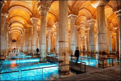Vous r&eacute;cup&eacute;rez vos eaux de pluie dans une citerne ? Et bien &agrave; Constantinople quand on construisait une citerne on en faisait une basilique ! O&ugrave; suis-je ?